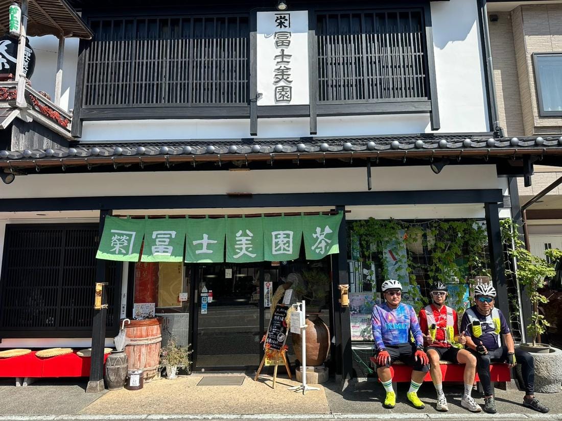 榮富士美園茶店前合影。