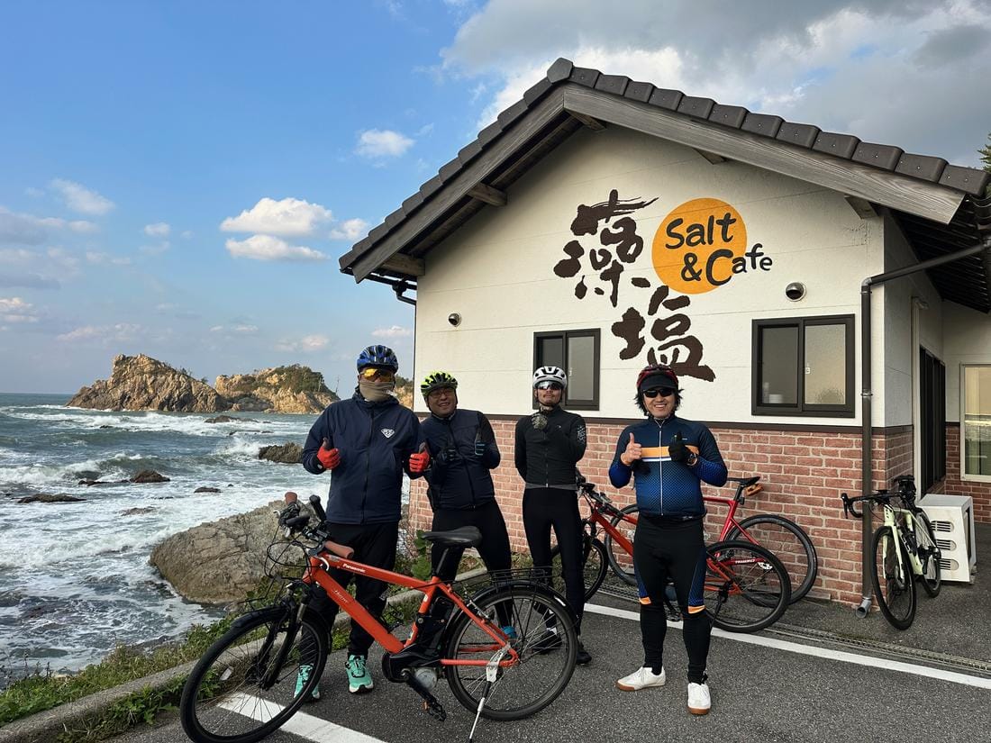 國道 345 號沿線 Salt & Cafe(笹川流れ塩工房 Salt & Cafe),騎士在日本海奇岩前停留。