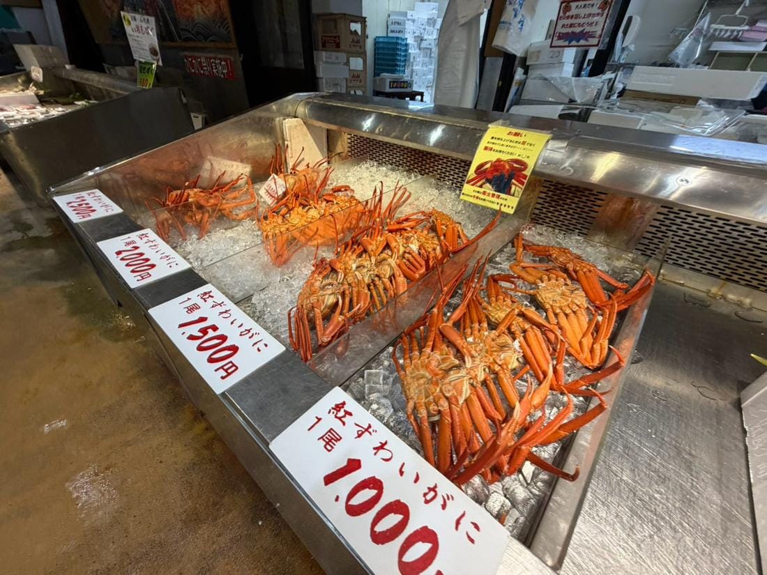 岩船港鮮魚市場店頭,紅雪蟹陳列。