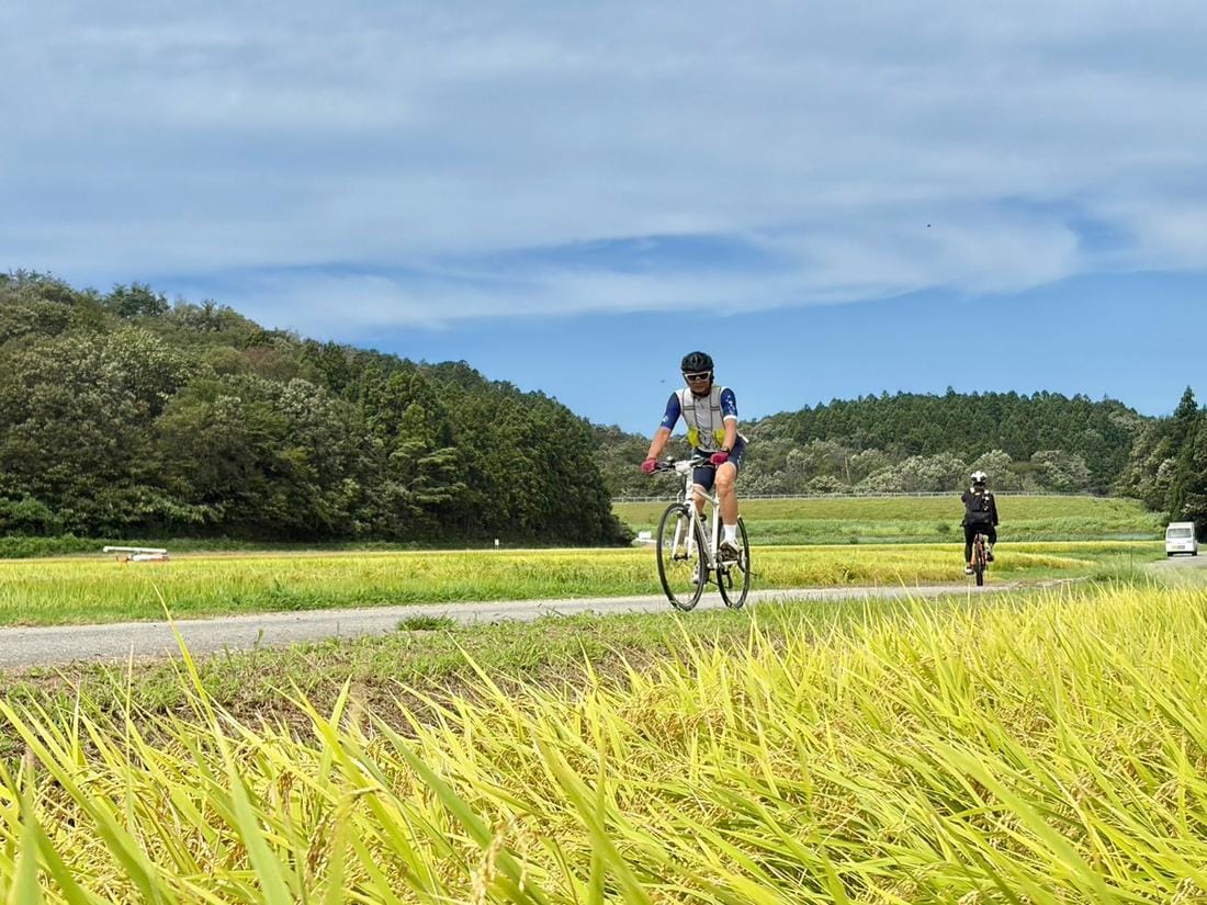 國道345號沿線田園路段,兩名騎士。