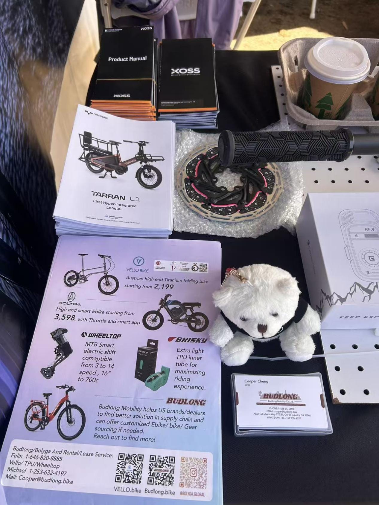 攤位上的產品型錄與小物