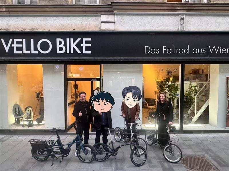 Vello 服務中心前合影